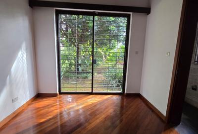 4 Bed House with En Suite in Runda