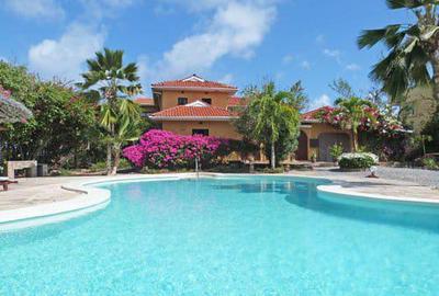 5 Bed Villa with En Suite at Paparemo