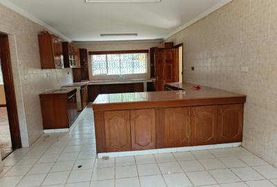 5 Bed Townhouse with En Suite at Lavington - 3