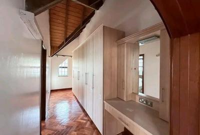 5 Bed Townhouse with En Suite in Lavington - 4