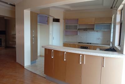 3 Bed Apartment with En Suite in Kilimani - 4