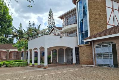 5 Bed Townhouse with En Suite in Westlands Area - 2