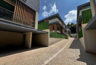 5 Bed Townhouse with En Suite in Lavington - 3