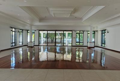 5 Bed House with En Suite in Runda