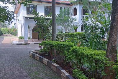 5 Bed House with Swimming Pool at Garden Estate