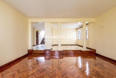 5 Bed Townhouse with En Suite in Riverside