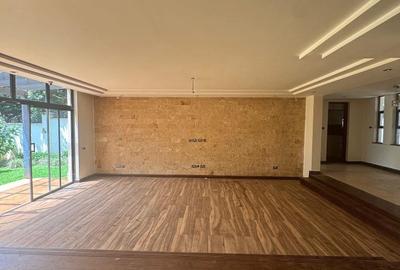 5 Bed Villa with En Suite at Lavington Green
