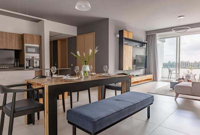 Serviced 2 Bed Apartment with En Suite at Dennis Pritt