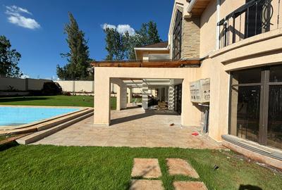 5 Bed Villa with En Suite in Runda