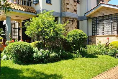 4 Bed House with Swimming Pool in Rosslyn