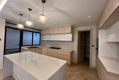 7 Bed Townhouse with En Suite at Covent Dr - 3