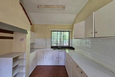 4 Bed House with En Suite in Rosslyn - 2