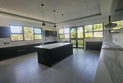 5 Bed House with En Suite in Runda