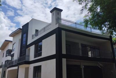 5 Bed House with En Suite at Near 3 Minutes From Lavington Mall.