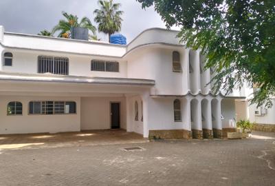 6 Bed House with En Suite in Lavington