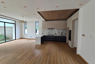 5 Bed Townhouse with En Suite in Lavington - 2