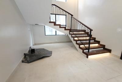 5 Bed Townhouse with En Suite in Lavington - 2