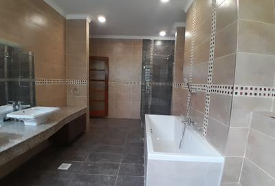 5 Bed Townhouse with En Suite at Lavington - 4