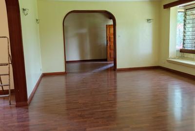 5 Bed House with En Suite at Lavington - 2
