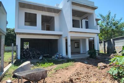 4 Bed Townhouse with En Suite at Lakers Road - 4