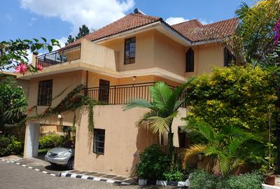 5 Bed Townhouse with En Suite in Kyuna