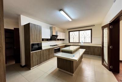 5 Bed Townhouse with En Suite in Lavington