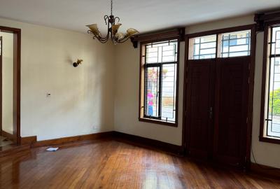 5 Bed Townhouse with En Suite at Lavington - 2