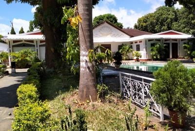 4 Bed Villa with En Suite at Casuarina - 2