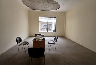 875 ft² Commercial Property with Parking in Industrial Area