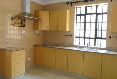 5 Bed Townhouse with En Suite in Lavington