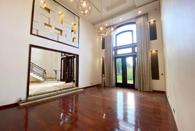 5 Bed House with En Suite in Runda