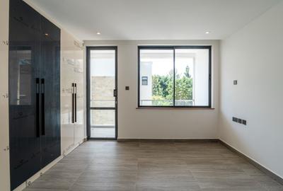 5 Bed Townhouse with En Suite at Lavington - 3