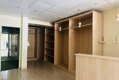 1,000 ft² Commercial Property with Service Charge Included in Parklands - 3