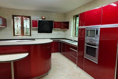 5 Bed Townhouse with En Suite at Lavington - 2