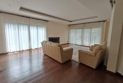 5 Bed Townhouse with En Suite at Lavington - 4