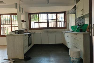 6 Bed House with En Suite in Kyuna