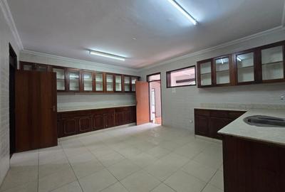 5 Bed House with En Suite in Nyari