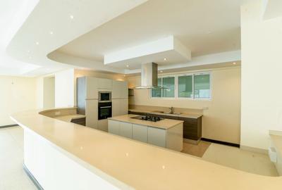4 Bed Apartment with En Suite in Riverside