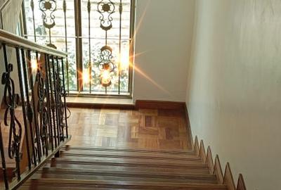 5 Bed Townhouse with En Suite in Lavington - 4