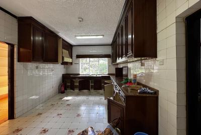 4 Bed House with En Suite in Rosslyn