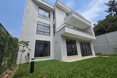 5 Bed House with En Suite in Lavington - 2