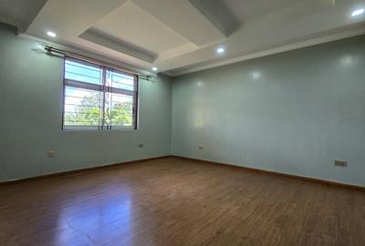 5 Bed House with En Suite in Ridgeways - 3