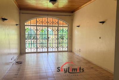 4 Bed House with En Suite in Hill View - 4