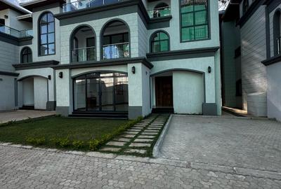 5 Bed Townhouse with En Suite in Lavington