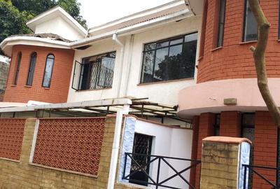 5 Bed Townhouse with En Suite in Brookside