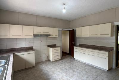 4 Bed Villa with En Suite in Rosslyn - 3
