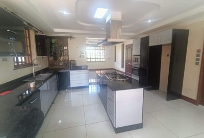 5 Bed House with En Suite in Runda