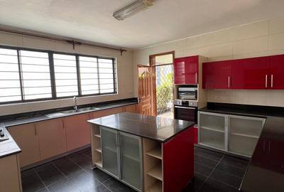 5 Bed Townhouse with En Suite in Lavington - 3