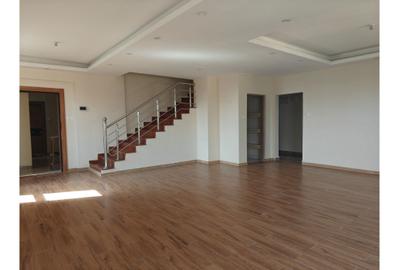 5 Bed Apartment with En Suite in Parklands