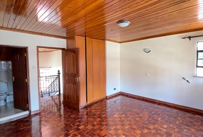 5 Bed Villa with En Suite in Lavington